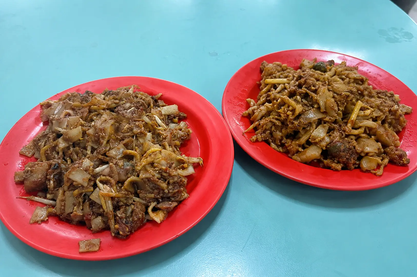 Plate of Singapore char kway teow with stir-fried noodles and bean sprouts